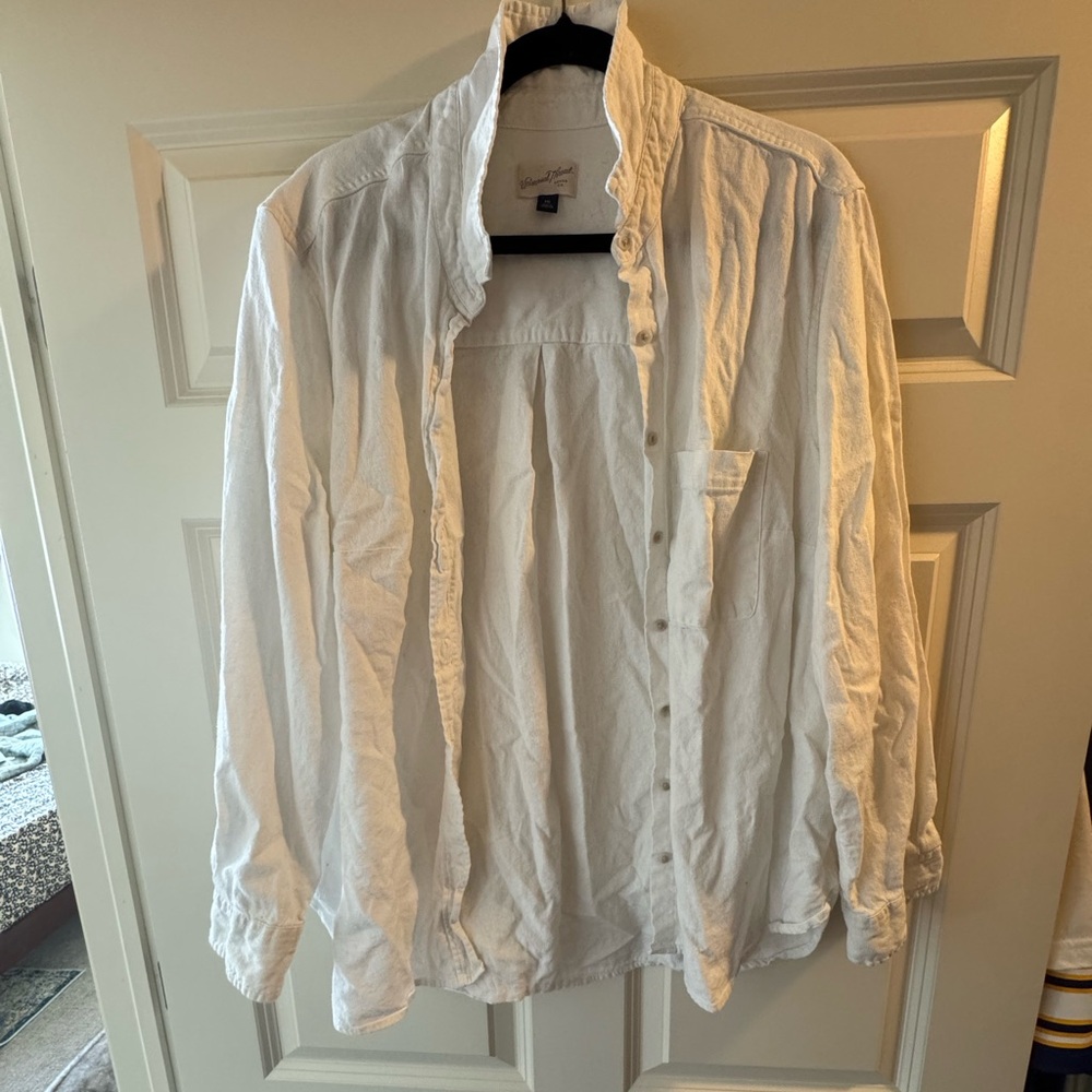 Universal Thread White Casual Button-Down Shirt